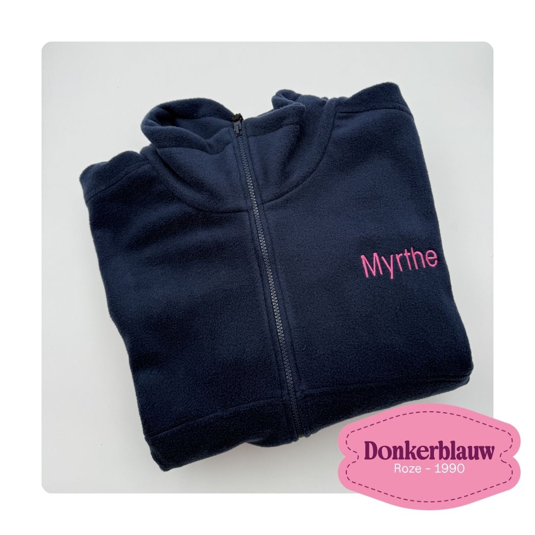 fleece jas donkerblauw geborduurd met naam op de borst MBroidery