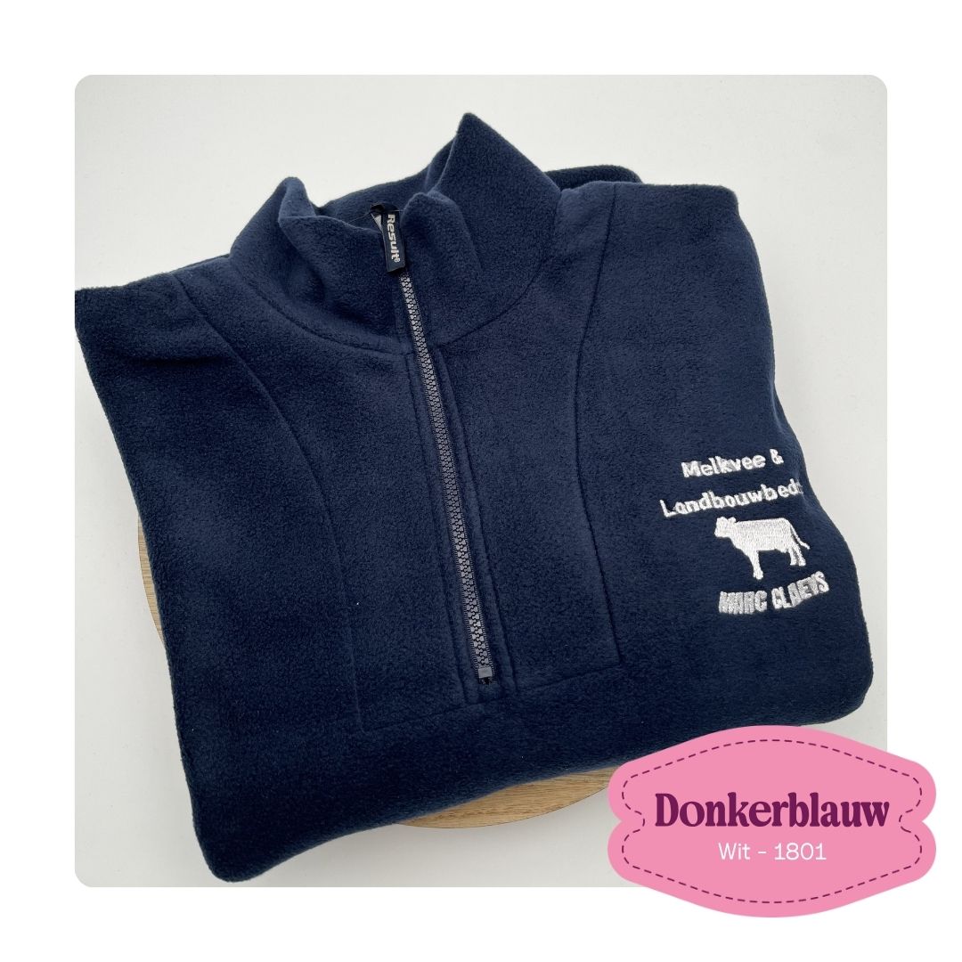 blauwe fleece trui met halve rits logo geborduurd op de borst