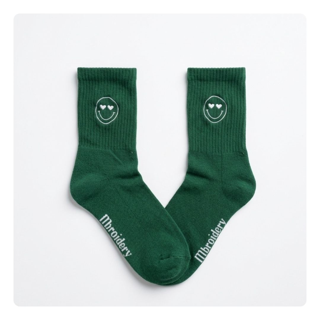 groene sokken met geborduurde smiley met hartjesogen
