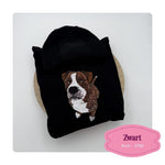 zwarte hoodie met op de rug een foto van een hond geborduurd opgevuld in kleur realistisch borduuwerk MBroidery