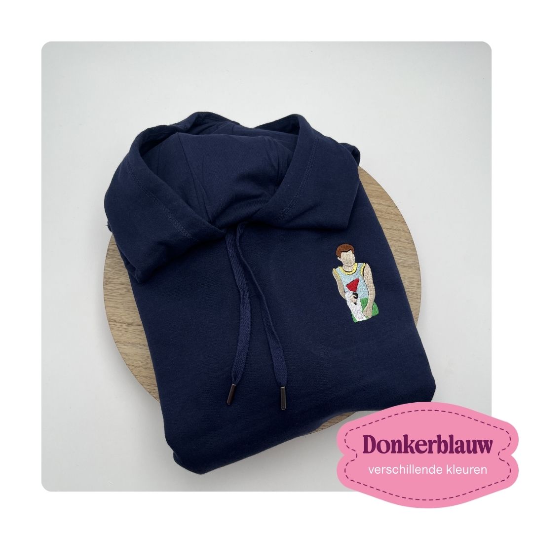 donkerblauwe hoodie met borduurwerk op van harry styles