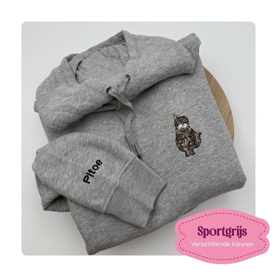 sportgrijze hoodie geborduurd met eigen kat op realistisch borduurwerk