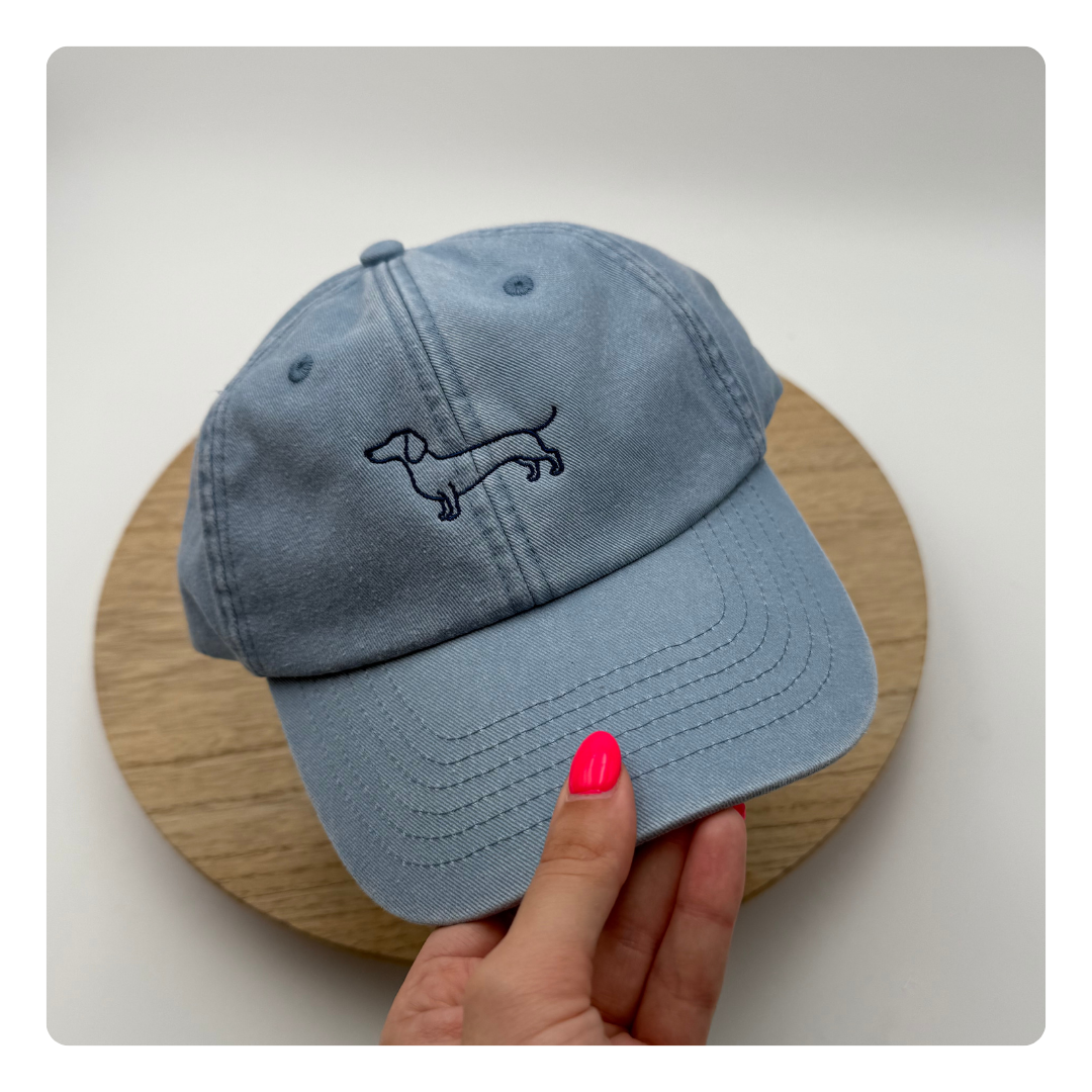 Geborduurde vintage pet met lijntekening van een teckel op de voorkant – Mbroidery