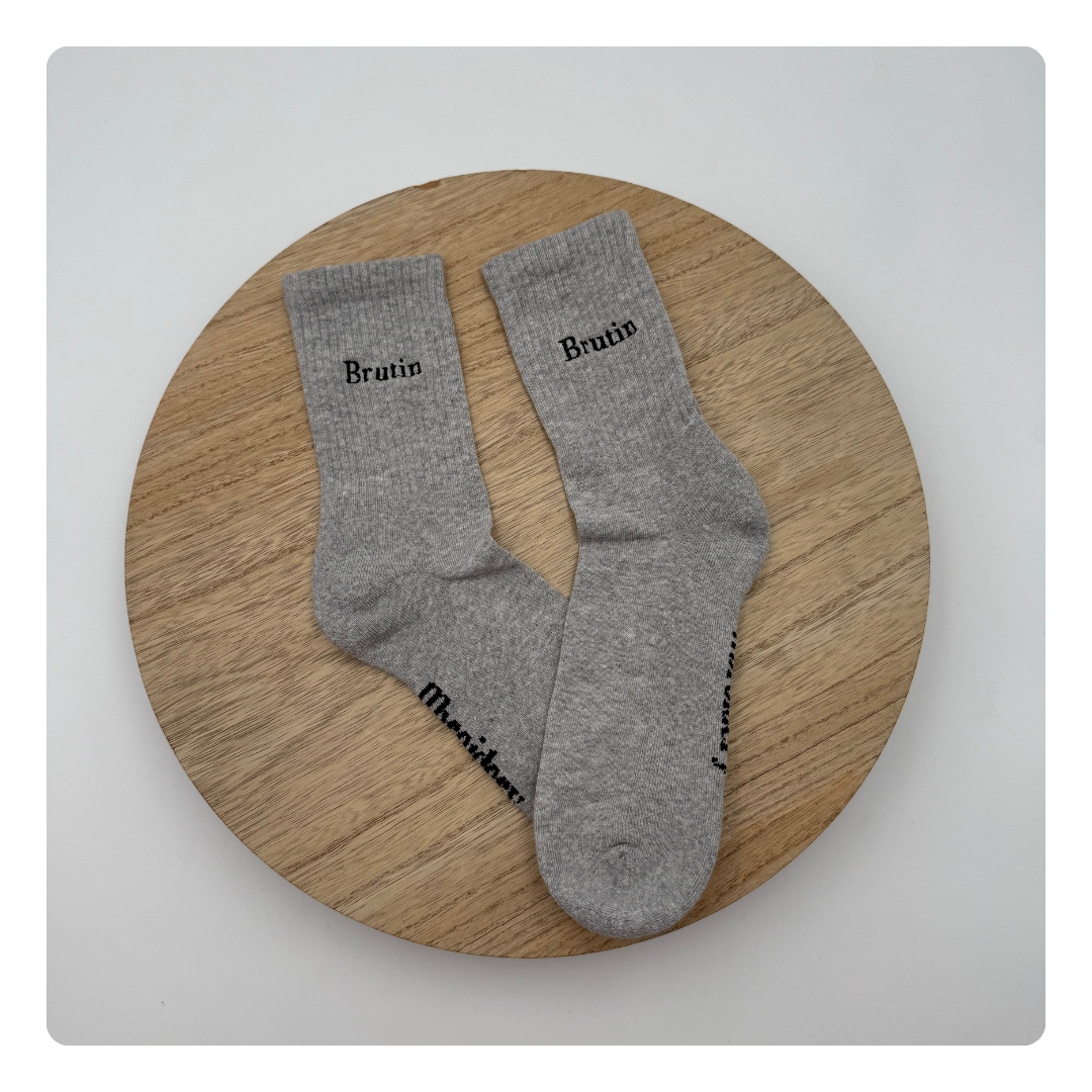 Grijze sokken met geborduurde naam ‘Brutin’ – gepersonaliseerd en uniek cadeau

