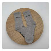 Grijze sokken met geborduurde naam ‘Brutin’ – gepersonaliseerd en uniek cadeau
