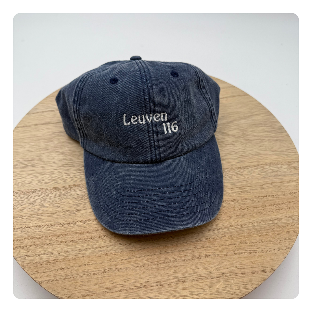 Blauwe vintage pet met geborduurde tekst aan de voorkant – personaliseerbaar ontwerp van Mbroidery