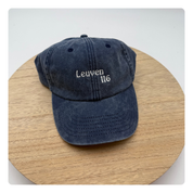 Blauwe vintage pet met geborduurde tekst aan de voorkant – personaliseerbaar ontwerp van Mbroidery