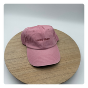 Roze vintage pet met geborduurde tekst “Lovers Club” – zacht en persoonlijk accessoire van Mbroidery