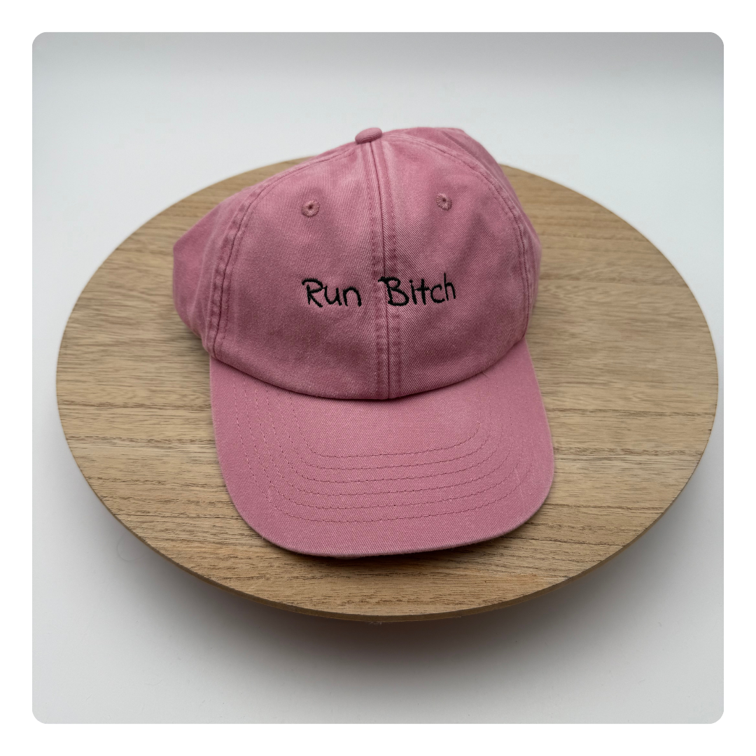 Roze pet in vintage stijl met geborduurde naam of quote – gepersonaliseerd door Mbroidery