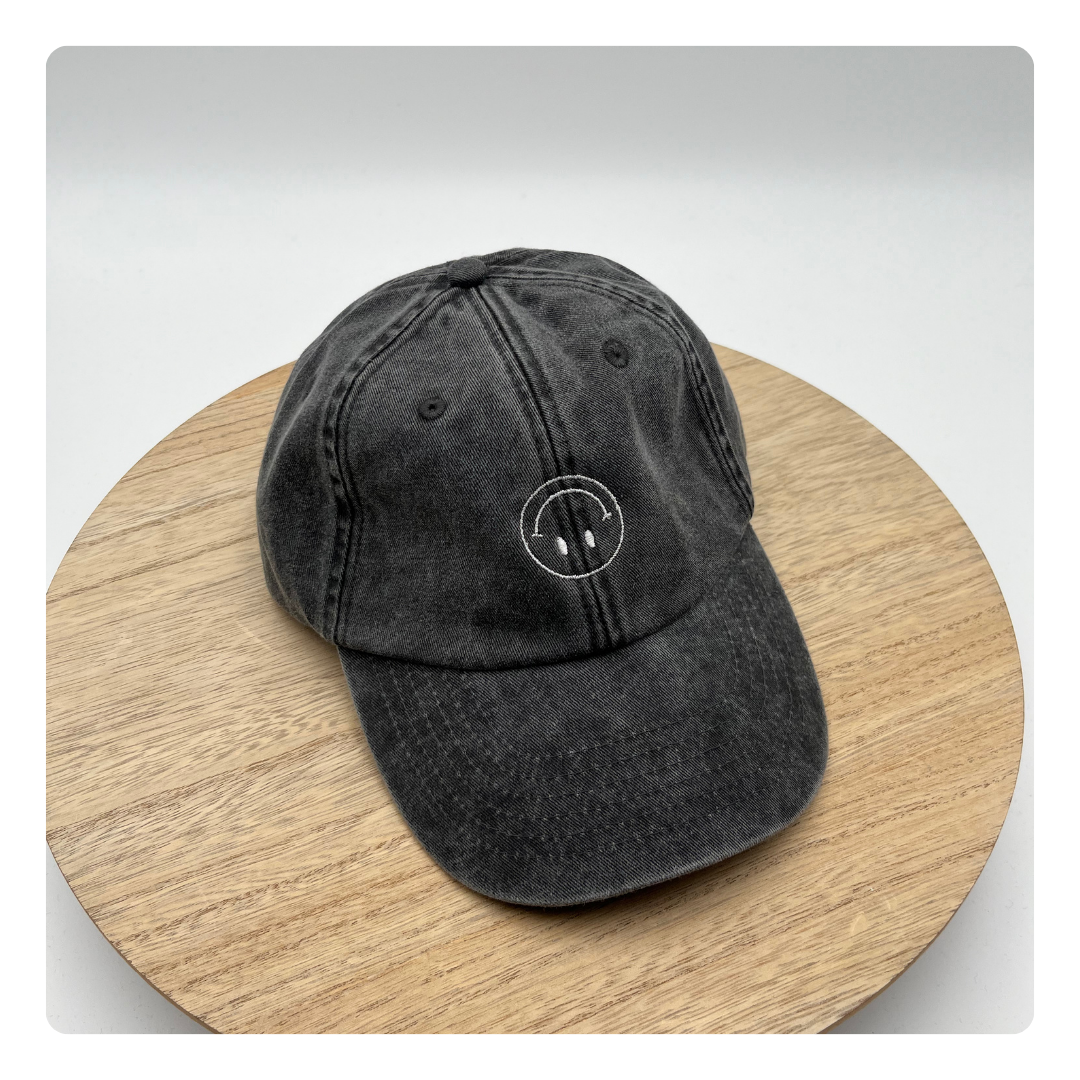 Zwarte vintage pet met omgekeerde geborduurde smiley op de voorkant – uniek ontwerp van Mbroidery