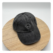 Zwarte vintage pet met omgekeerde geborduurde smiley op de voorkant – uniek ontwerp van Mbroidery