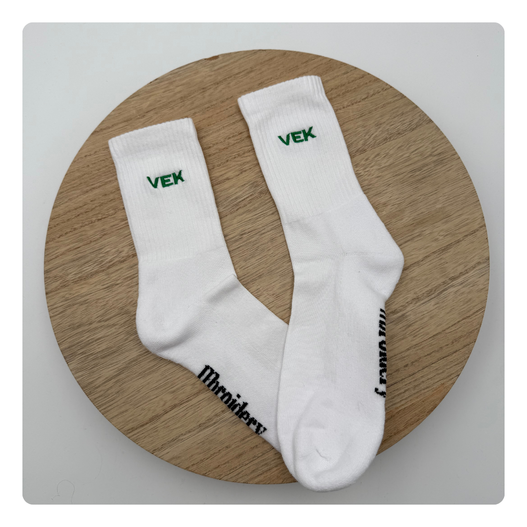 Witte sokken met groene borduring ‘VEK’ – gepersonaliseerd in België