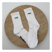 Witte sokken met groene borduring ‘VEK’ – gepersonaliseerd in België