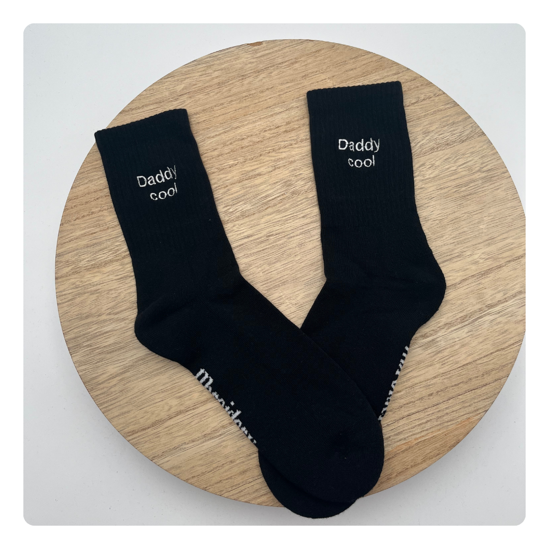 Zwarte sokken met geborduurde tekst 'Daddy cool' – gepersonaliseerd cadeau
