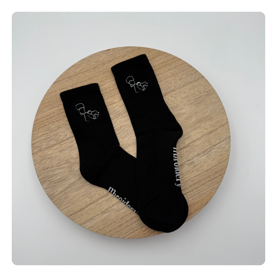 Persoonlijke sokken met geborduurde lijntekening van vader en kind – uniek vaderdagcadeau