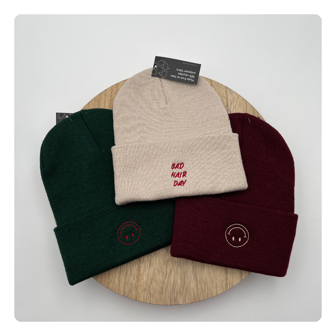 Geborduurde muts met tekst ‘Bad Hair Day’ – origineel en gepersonaliseerd cadeau
Donkergroene, beige en bordeaux muts met geborduurde quote – mutsen met tekst