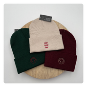 Geborduurde muts met tekst ‘Bad Hair Day’ – origineel en gepersonaliseerd cadeau
Donkergroene, beige en bordeaux muts met geborduurde quote – mutsen met tekst