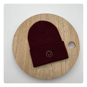 Bordeaux muts met geborduurde omgekeerde smiley – speels en persoonlijk accessoire