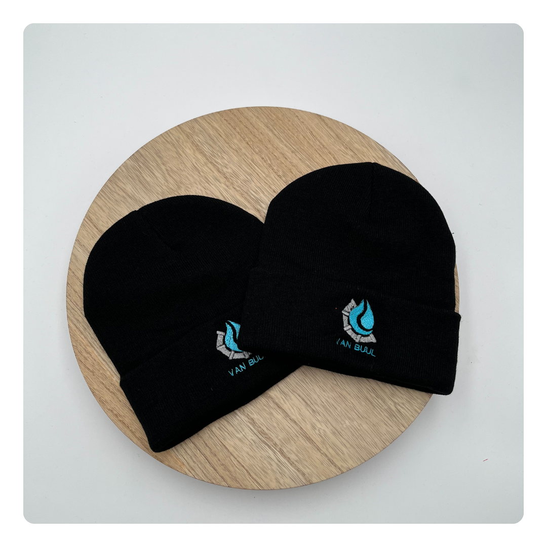 Zwarte muts met geborduurd logo – stijlvol en professioneel
Geborduurde zwarte muts met bedrijfslogo – handgemaakt in België