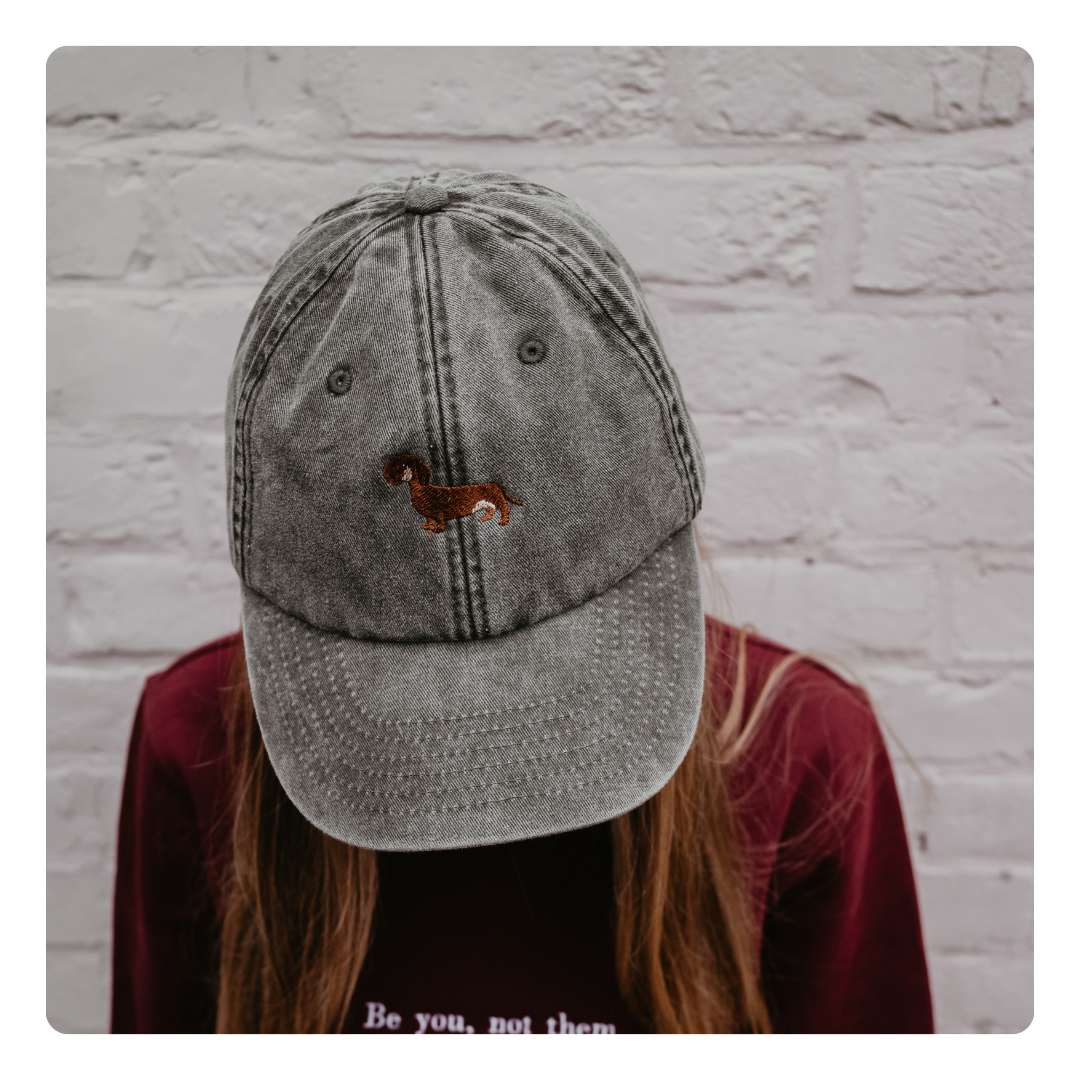 Geborduurde vintage pet met een opgevulde teckel op de voorkant – Mbroidery