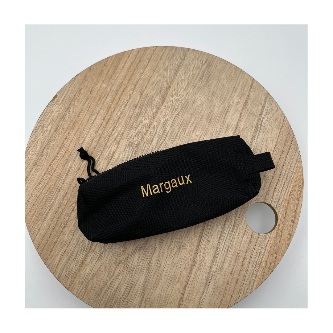Gepersonaliseerde pennenzak met naam – handgemaakt door Mbroidery