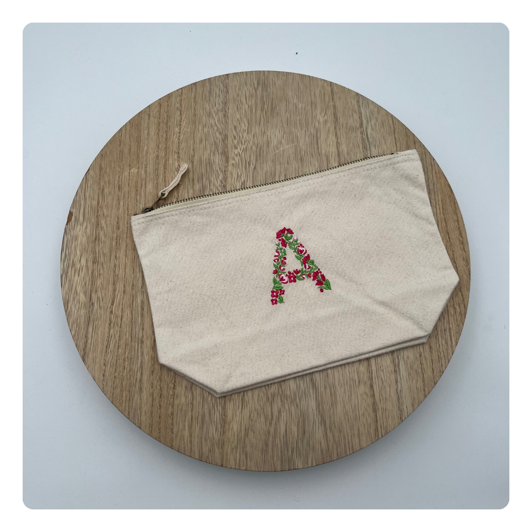 Katoenen toilettas met geborduurde bloemenletter – gepersonaliseerd cadeau