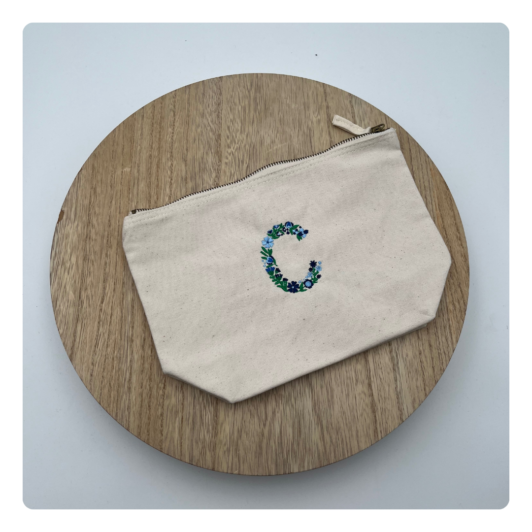 katoenen toilettas met geborduurde bloemenletter 