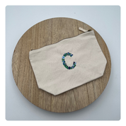 katoenen toilettas met geborduurde bloemenletter 