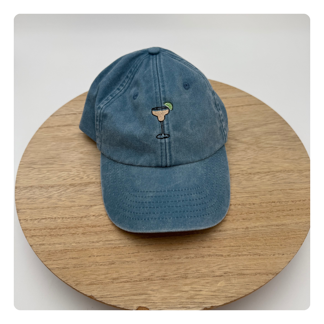 Geborduurde pet met cocktailglas – handgemaakt in België