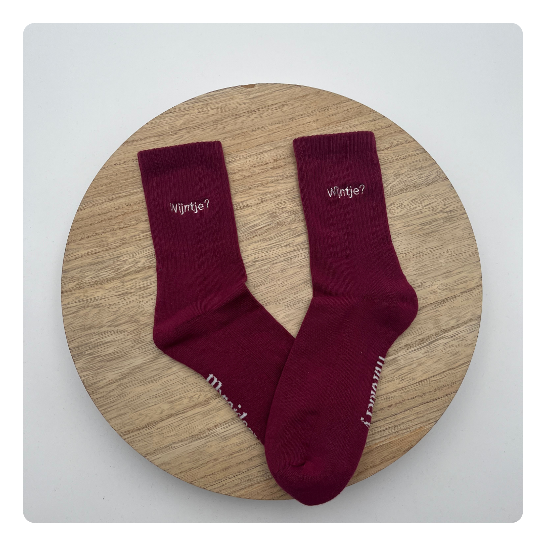 Bordeaux geborduurde sokken met witte tekst “Wijntje?” Mbroidery