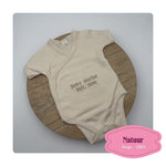 babyromper in de kleur natuur geborduurd met zwangerschapsaankondiging