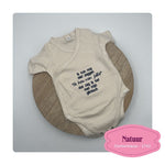 babyromper natuur geborduurd met tekst op als geboortegeschenk voor de oma