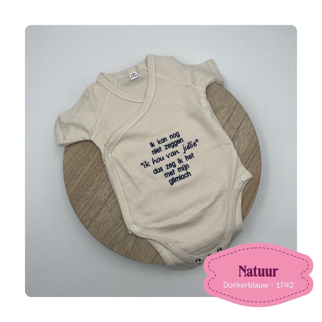 babyromper natuur geborduurd met tekst op als geboortegeschenk voor de oma