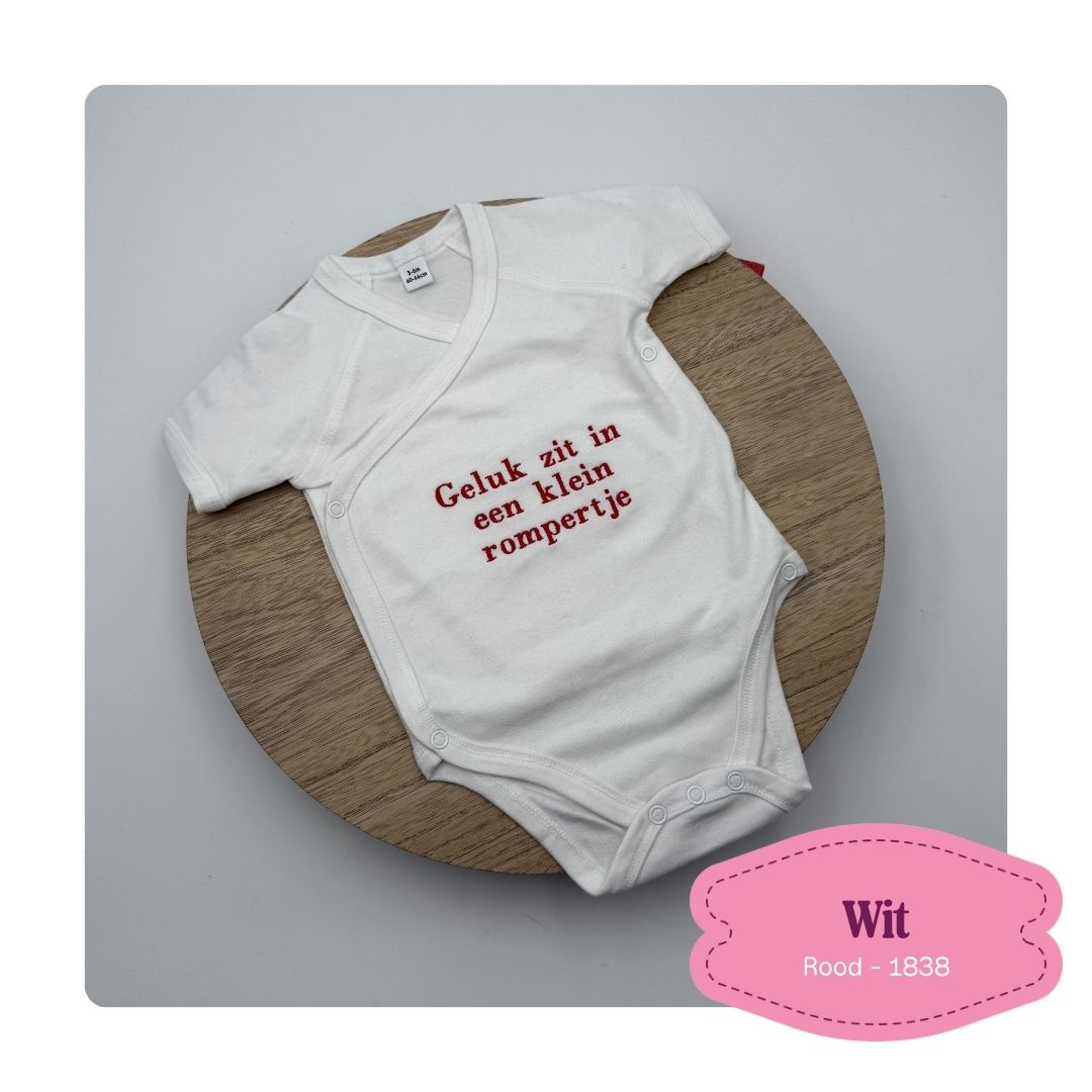 witte romper geborduurd met tekst erop, geboortegeschenk