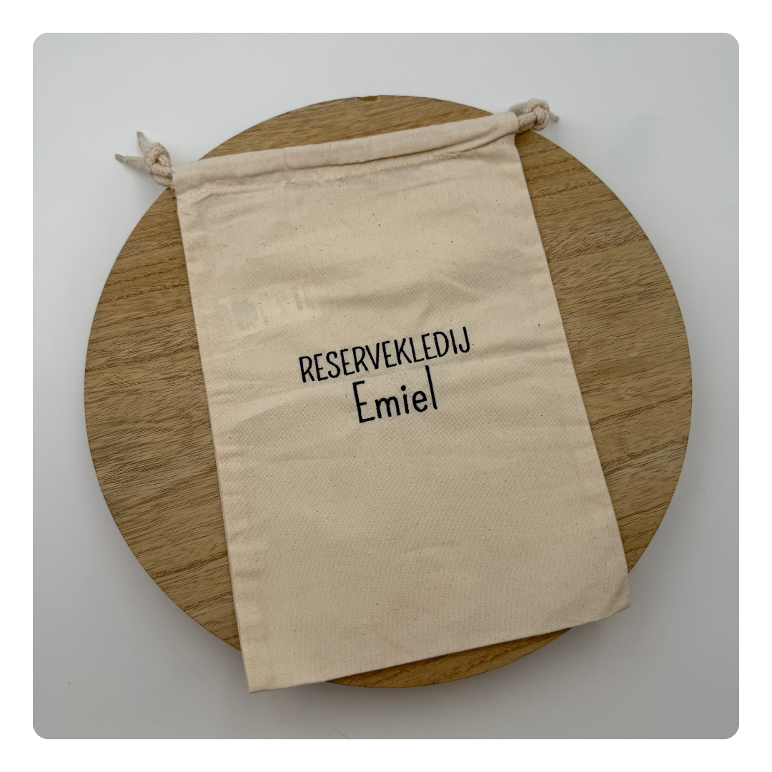 tas voor reservekledij geborduurd met naam