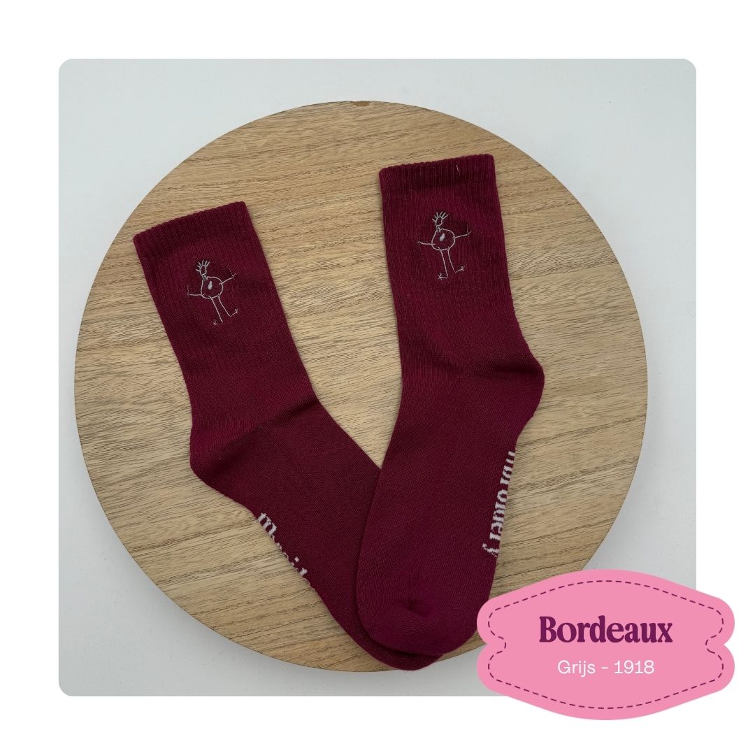 bordeaux sportsokken met tekening van kind op geborduurd in grijze draad ideaal als vaderdag cadeau