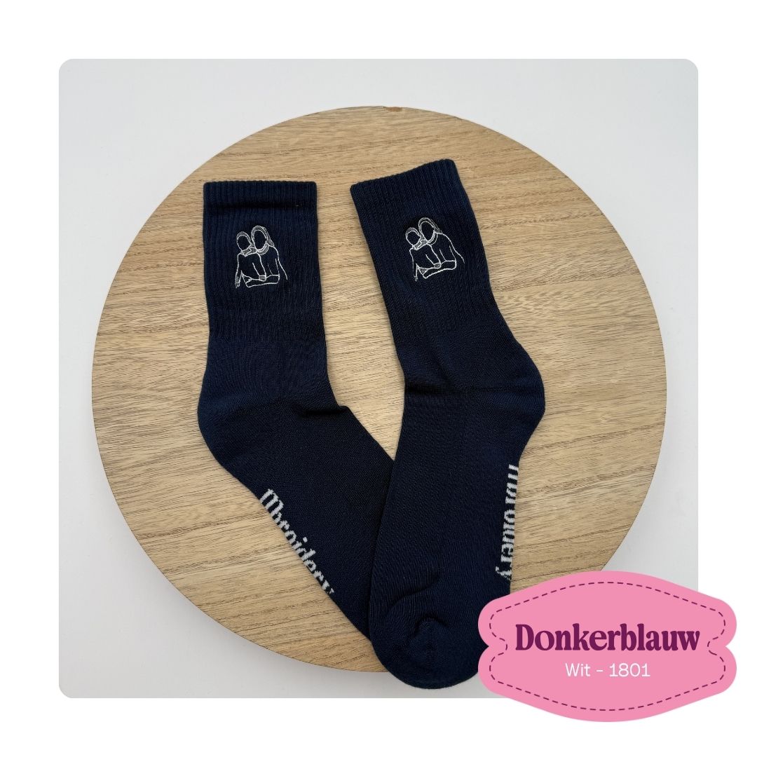 blauwe sportsok geborduurd met foto van mama en kind op ideaal als moederdagcadeau