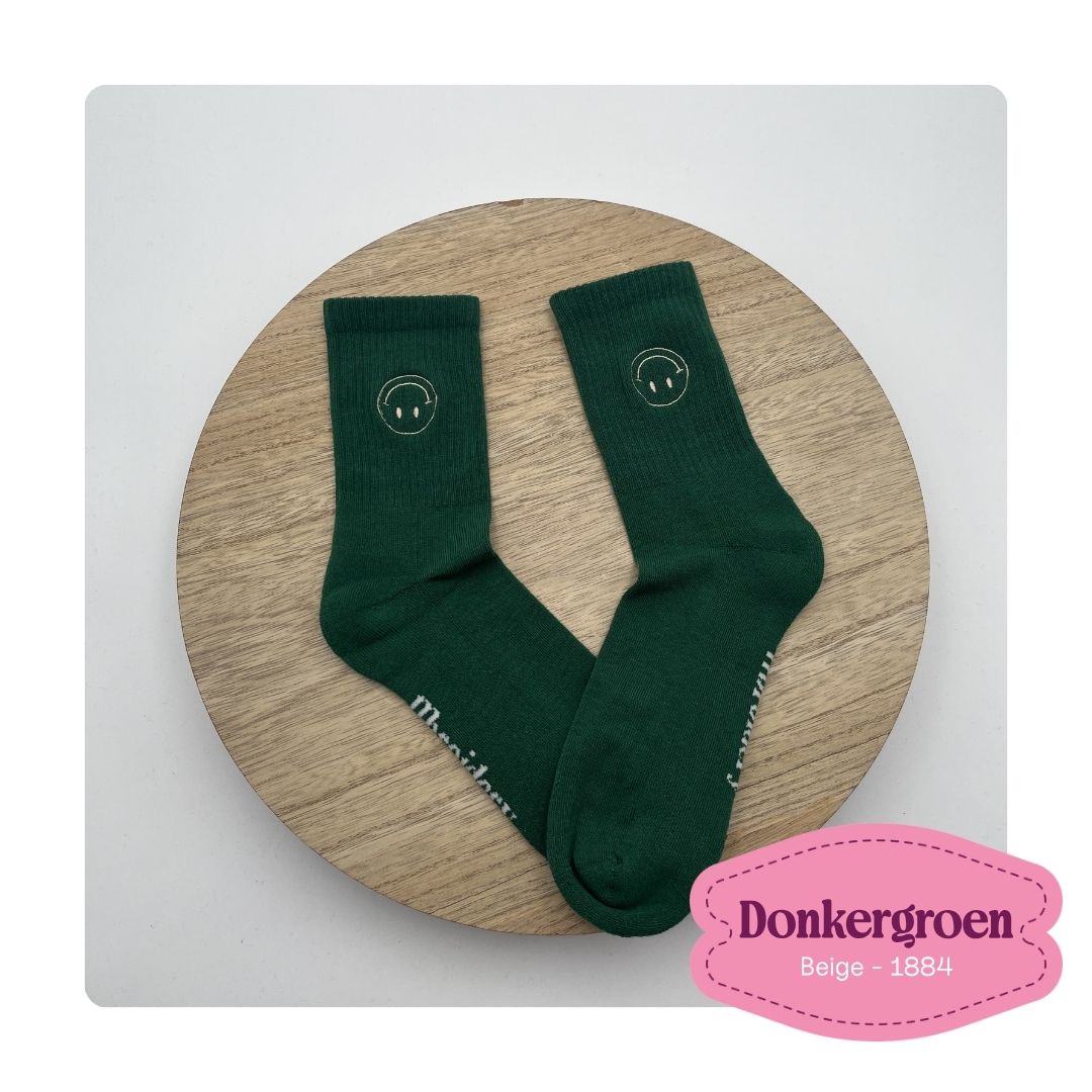 donkergroene sportsok met geborduurde smiley op ideaal cadeau voor elke gelegenheid