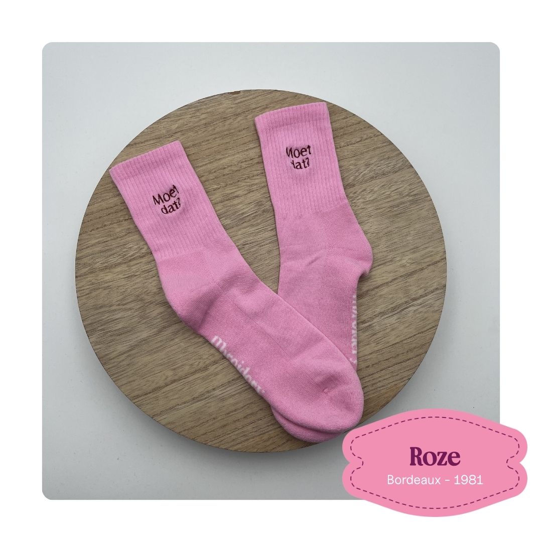 roze sportsokken geborduurd met quote op, ideaal als cadeau voor een sportliefhebber