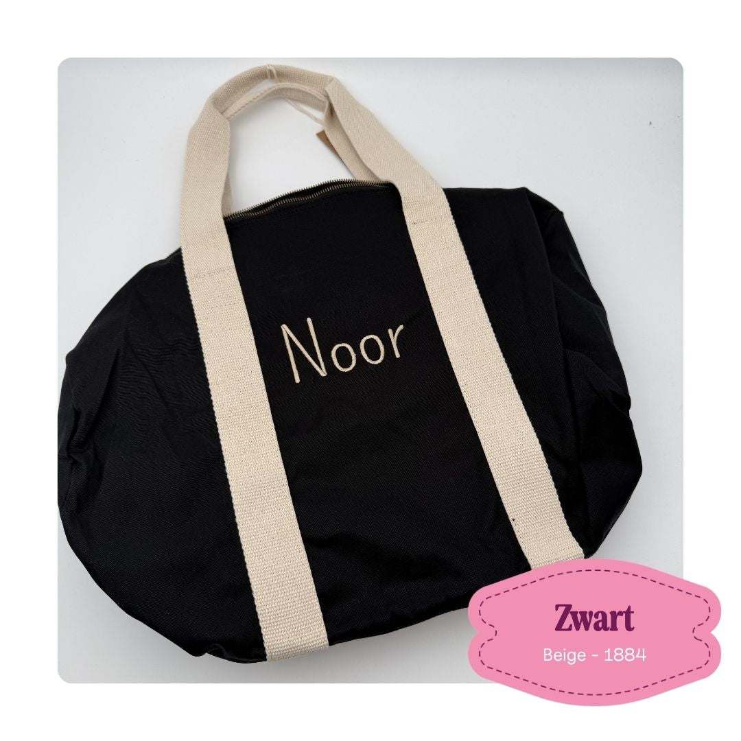 zwarte sportas geborduurd met naam zwarte tas beige draad