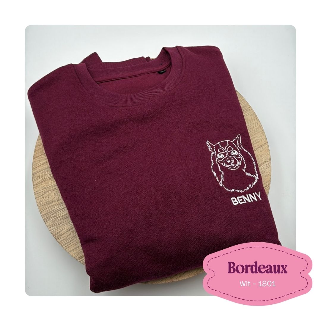 Bordeauxrode sweater met gepersonaliseerde borduurdetail van je eigen hond