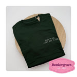 quote op borst geborduurd t-shirt 