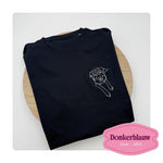 donkerblauwe unisex t-shirt geborduurd met een outline van een hond in de kleur zilver op de borst