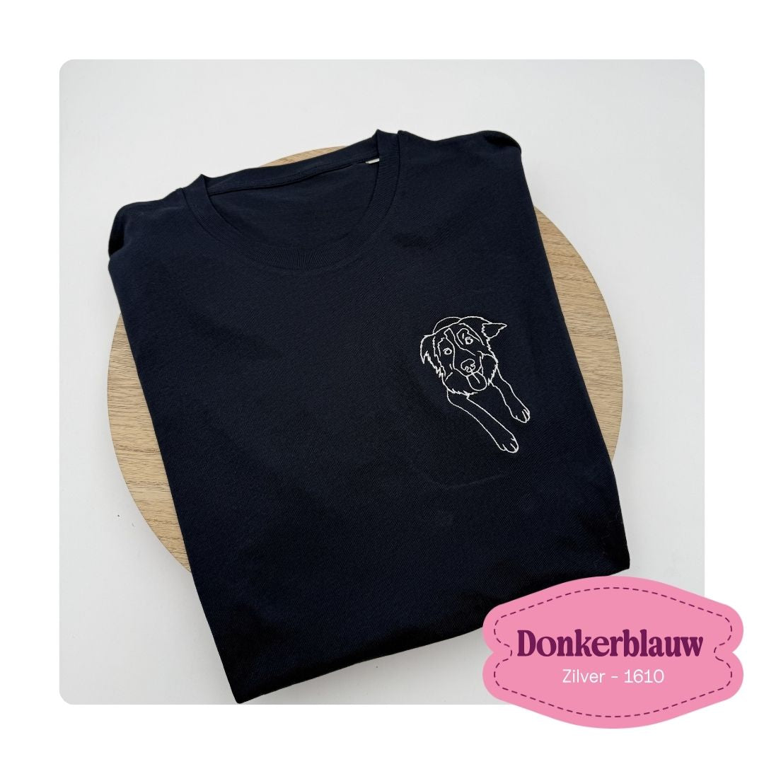 donkerblauwe unisex t-shirt geborduurd met een outline van een hond in de kleur zilver op de borst