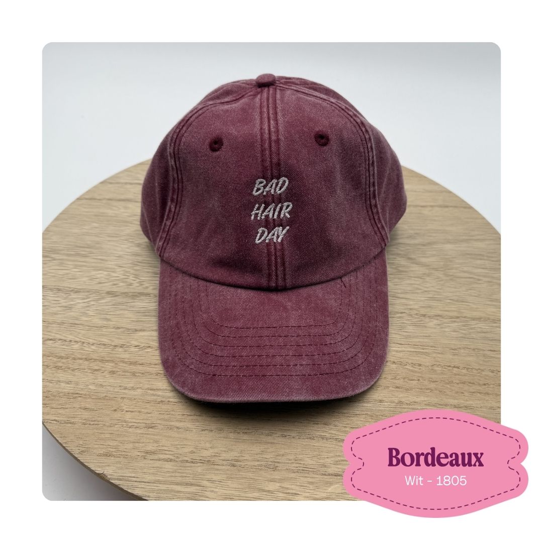 vintage pet bordeaux geborduurd met bad hair day quote in het midden, een must have item voor in de zomer