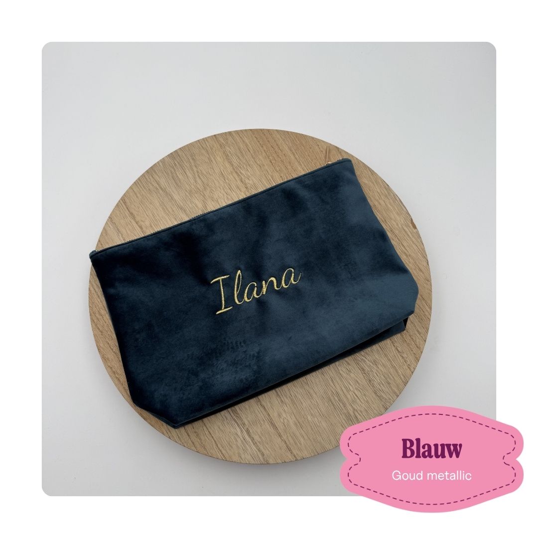 toilettas velvet in de kleur donkerblauw geborduurd met naam in gouden draad ideaal verjaardagscadeau