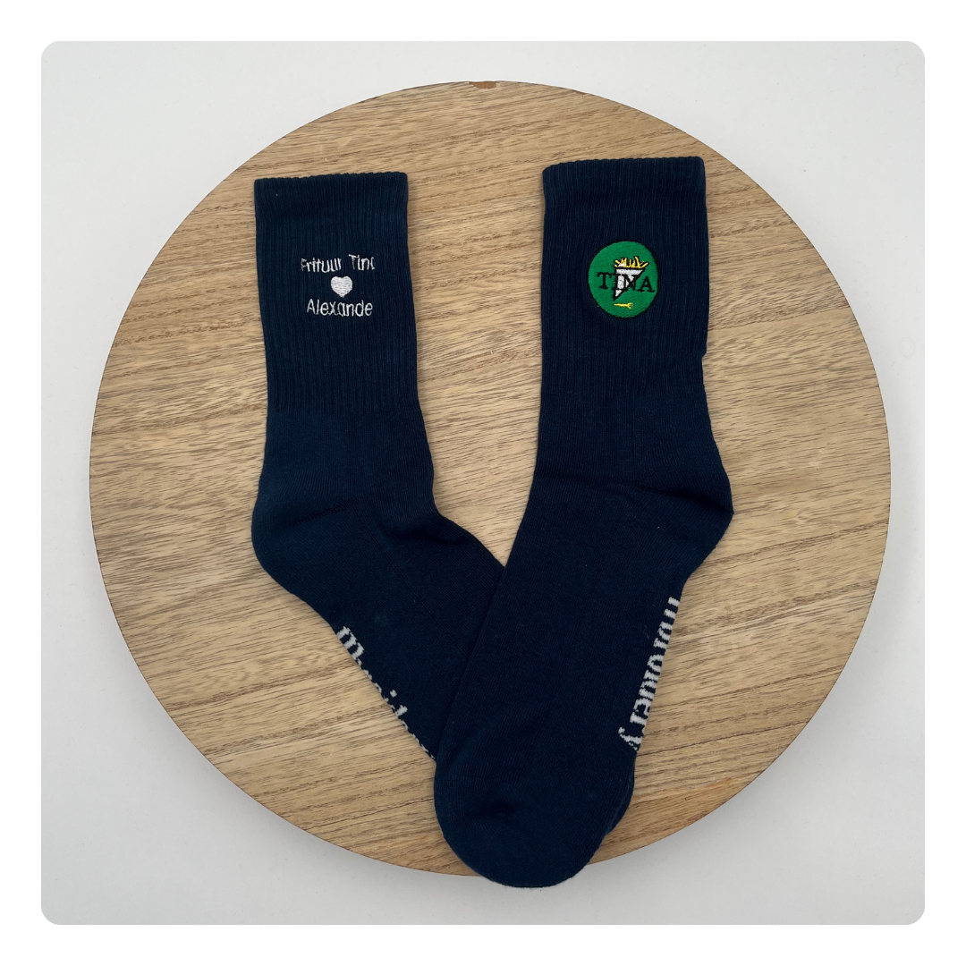 Donkerblauwe sokken met bedrijfslogo en naam geborduurd – persoonlijk relatiegeschenk
