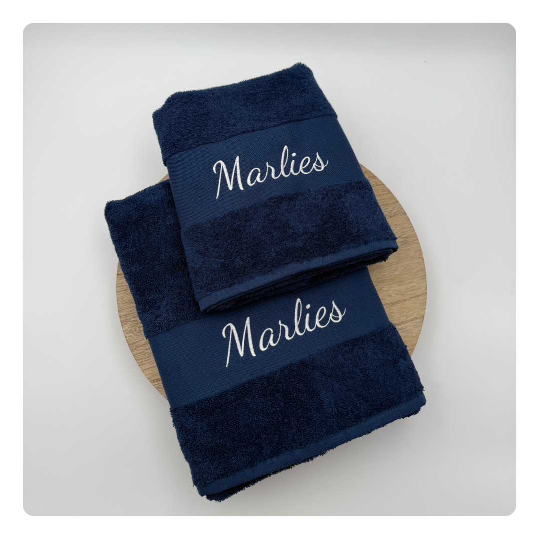 Donkerblauwe handdoek met geborduurde naam in witte draad – stijlvol en gepersonaliseerd door Mbroidery