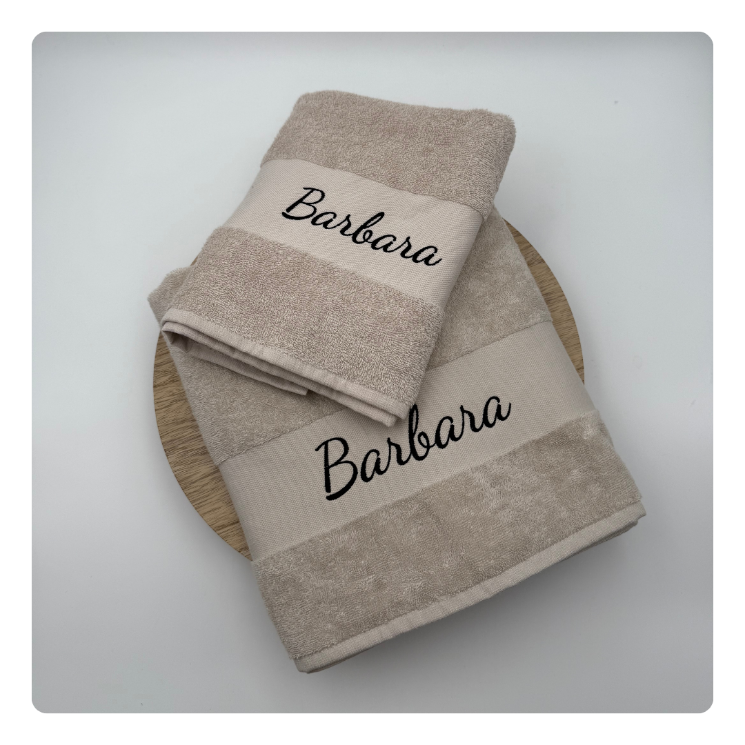 Natuurkleurige handdoek met subtiele borduring van een naam – zachte, persoonlijke afwerking van Mbroidery