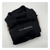 trui met geborduurde datum in Romeinse cijfers